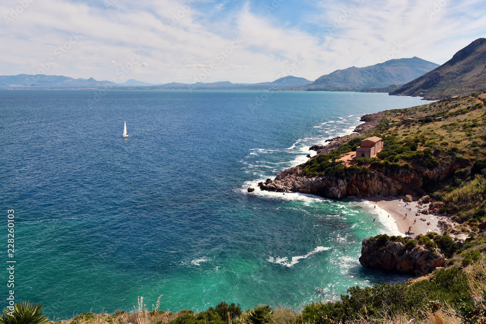 Le belle spiaggette nella riserva dello Zingaro .