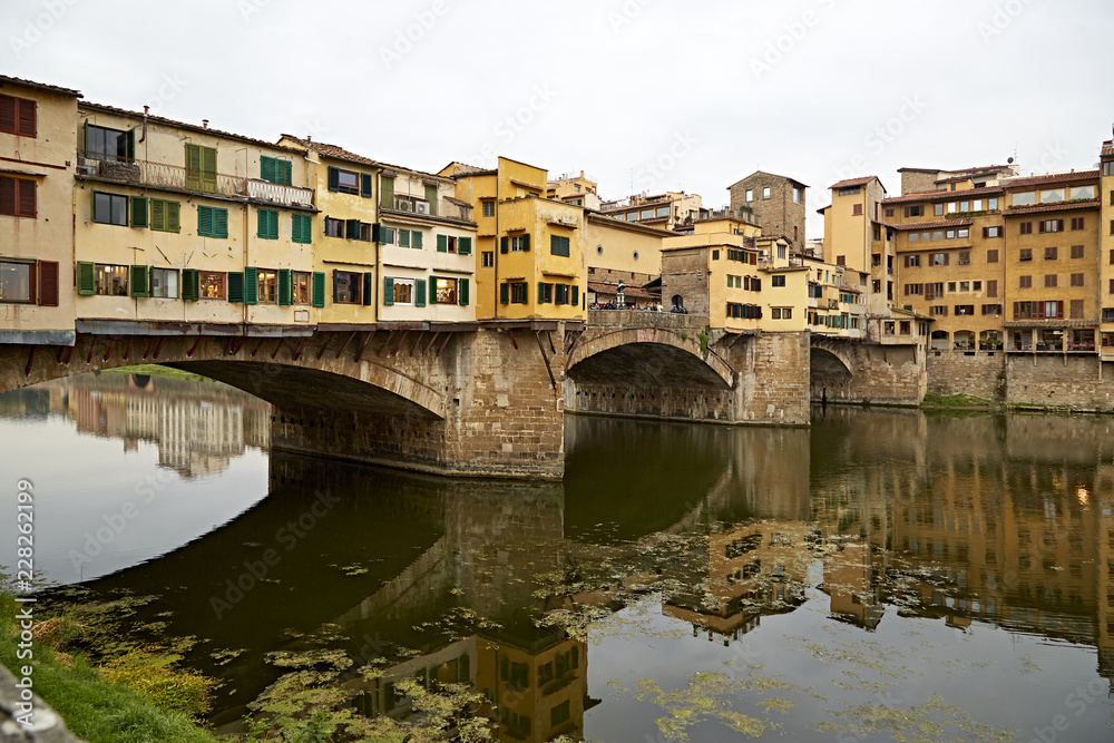 Florenz Arno Fluss Brücke alte Häuser Spiegelung