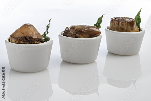 Carciofini sott'olio in ciotole bianche