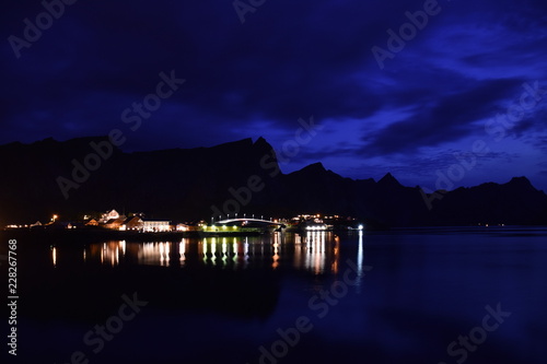 Norwegen, Reine, Lofoten, Stadt, Reine, Herbst, Haus, Holzhaus, Brücke, Licht, Beleuchtung, Meer, Moskenes, Moskenesøya, Steg, Nach, Wolke, Herbst, Reinebringen photo