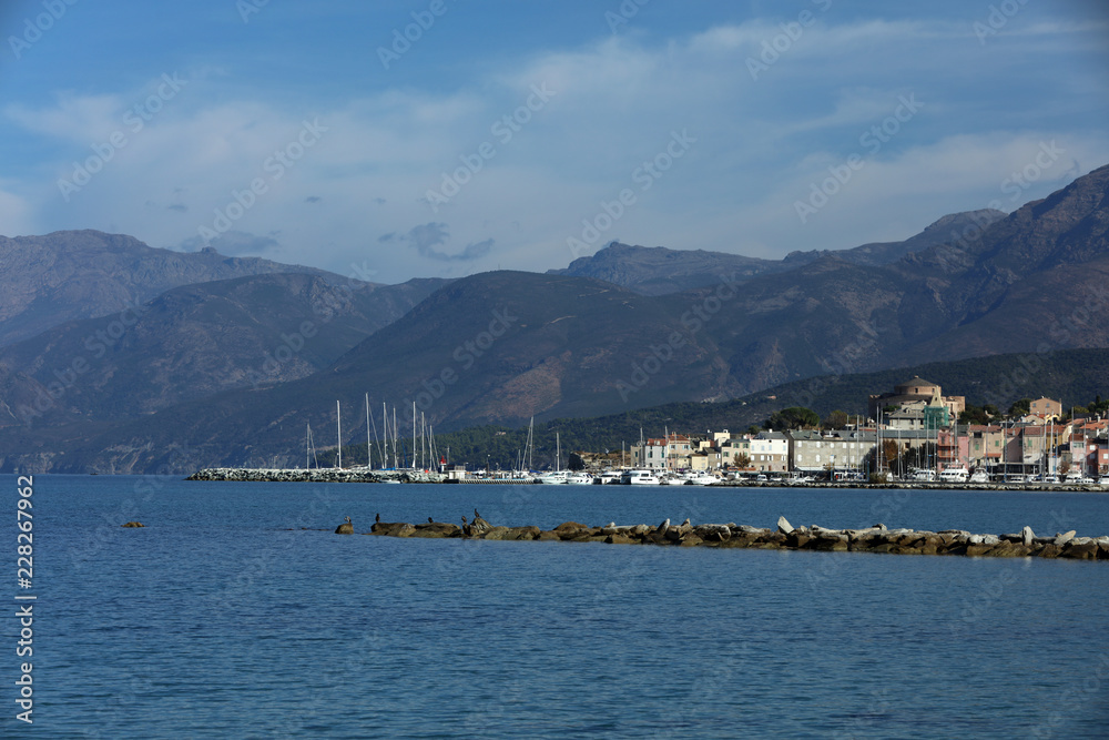 Stadt und Hafen an der Küste von Korsika