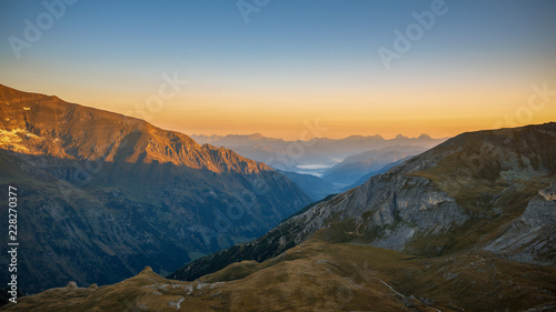 Sonnenaufgang in den Alpen. Aussicht von der Edelweißspitze