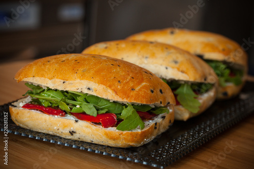 Lunch Sandwich végétarien fait-maison tomate mozzarella et salade