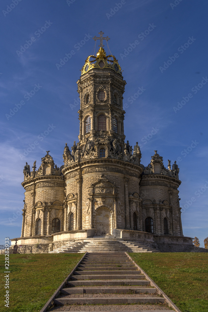 Obraz premium Church of the Sign of the blessed Virgin in the village of Dubrovitsy, Russia