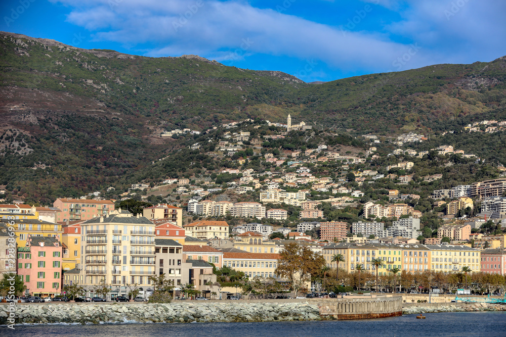 Stadt und Hafen in Korsika