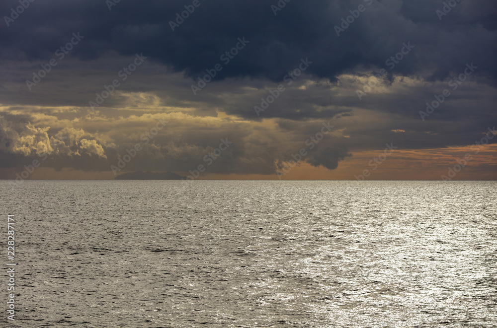 Sonnenuntergang an der Küste vor Korsika