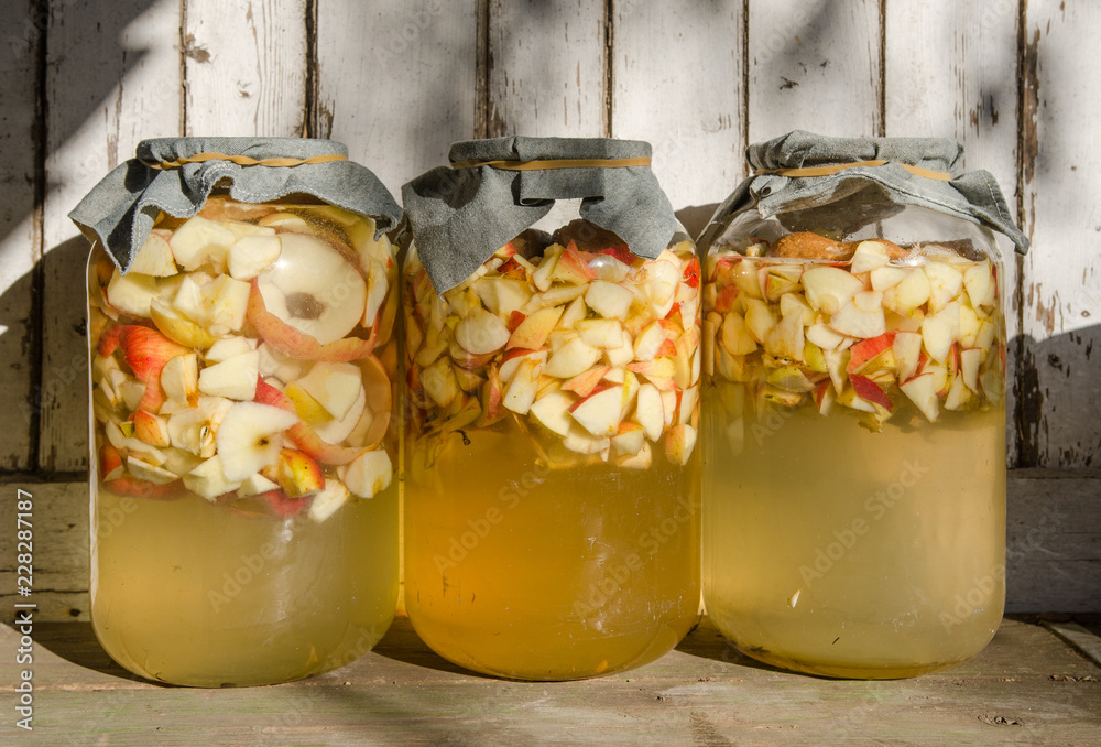 Ταπετσαρία Making of apple vinegar - apple pieces floating on water in a glass