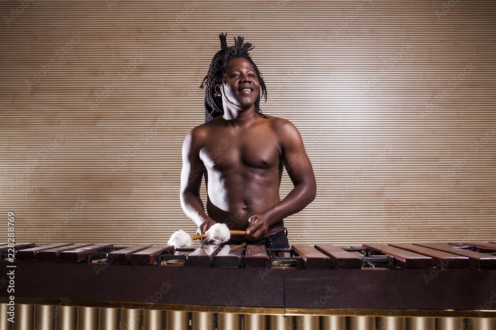 Φωτογραφία rastafarian man plays the marimba