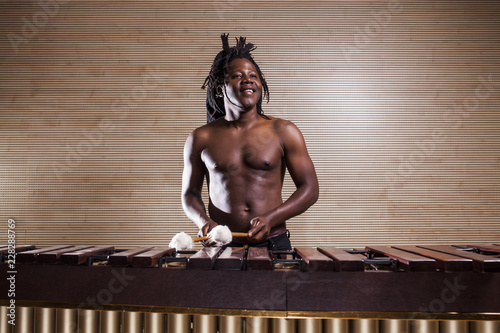 Φωτογραφία rastafarian man plays the marimba