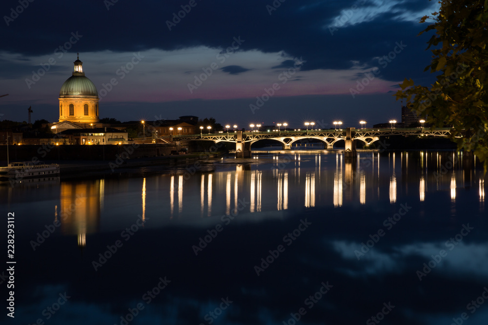 Obraz premium Dome de la Grave and Sainte Pierre bridge at night time
