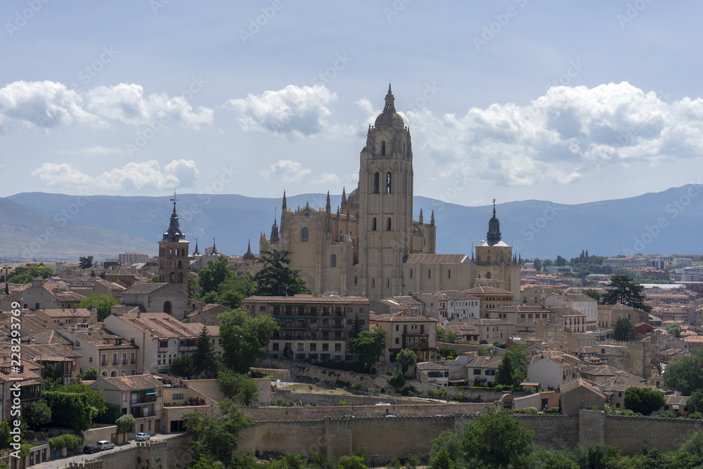 Paseo por la hermosa ciudad monumental de Segovia, España