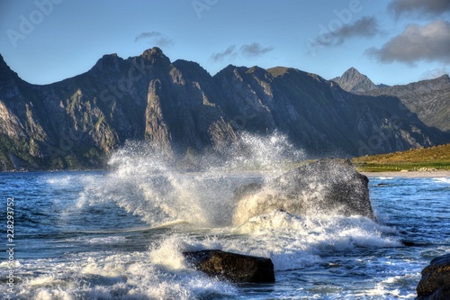 Norwegen, Lofoten, Leknes, Uttakleiv, Küste, Felsküste, Brandung, Fontäne, Gischt, Abend, Dämmerung, Nacht, Abenddämmerung, Weg, Strand, Sandstrand, Insel, photo