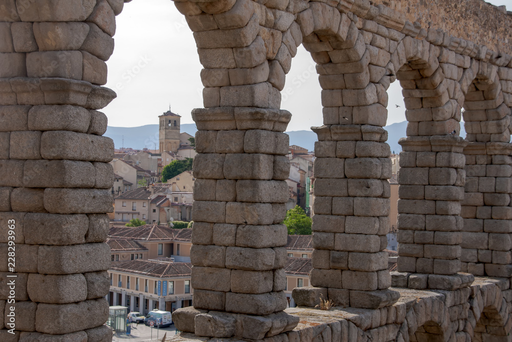 Paseo por la hermosa ciudad monumental de Segovia, España