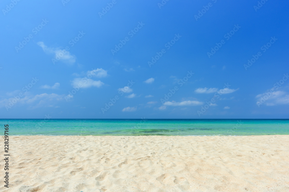 Fototapeta premium Beautiful beach and tropical sea