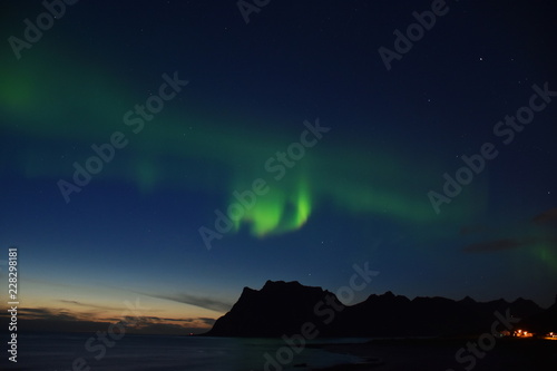 Norwegen, Lofoten, Uttakleiv, Leknes, Nordlicht, Polarlicht, Aurora, Aurora Borealis, Sonnenuntergang, Nacht, Steinsfjorden, Norwegisches Meer, Stern, Sterne photo