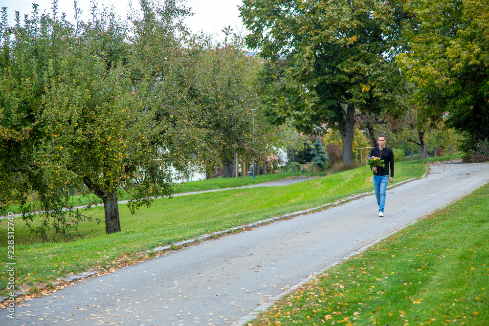 The guy with the girl in the Park on a date The guy with the girl in the Park on a date