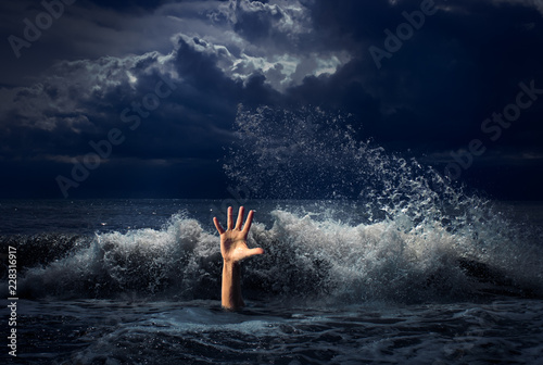 Foto drowning man hand in storm sea water