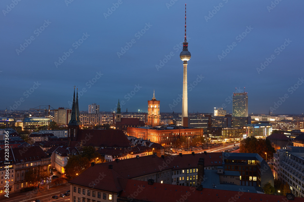 Berlin City bei Nacht mit Fernsehturm und Rotes Rathaus