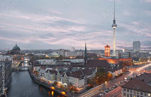 Berlin City Skyline abends mit Fernsehturm
