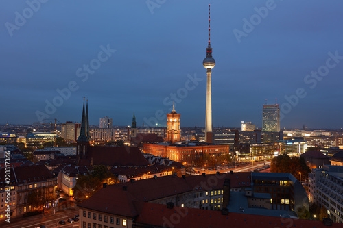 Berlin City bei Nacht mit Fernsehturm und Rotes Rathaus