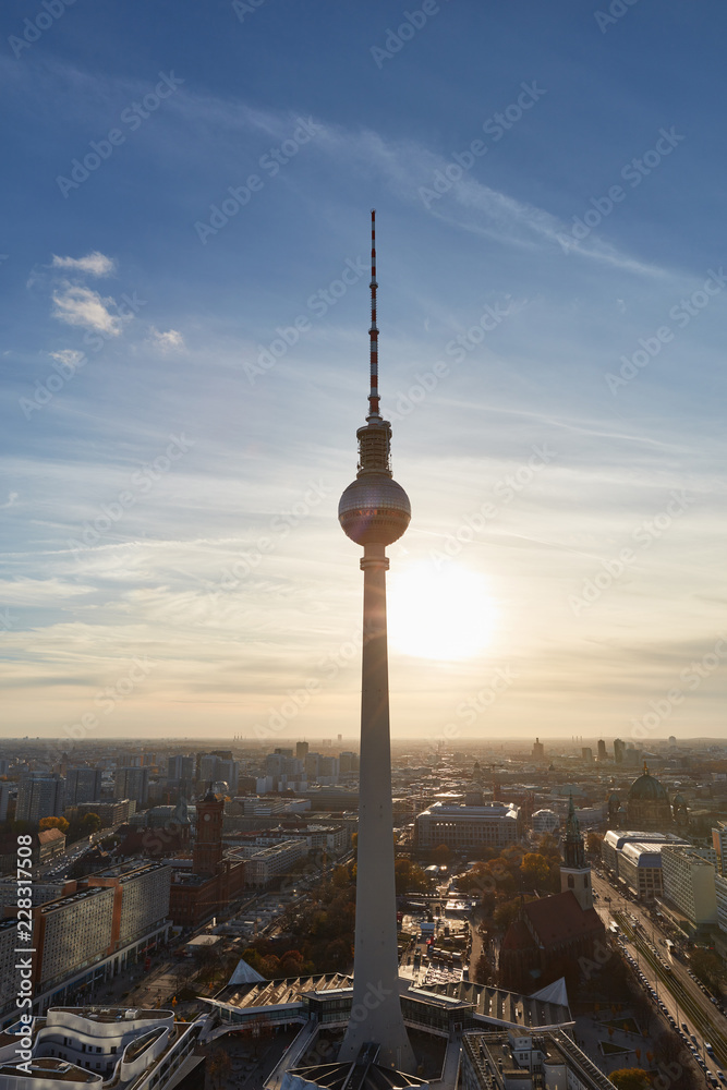 Fernsehturm in Berlin abends im Gegenlicht