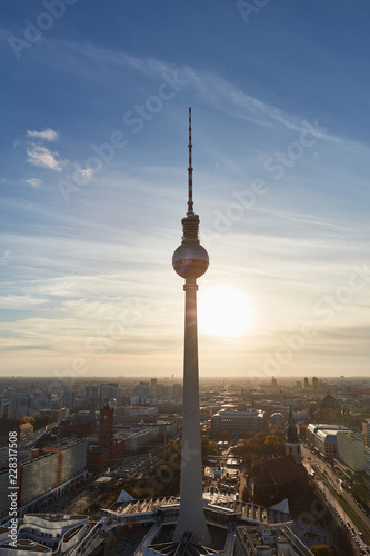 Fernsehturm in Berlin abends im Gegenlicht