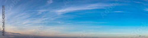 Panorama Hintergrund mit Himmel und Wolken