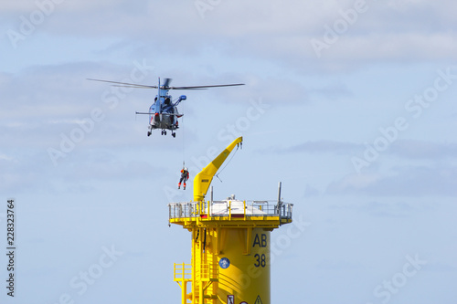 Offshore Hochsee Rettungsübung mit Helikopter Windpark