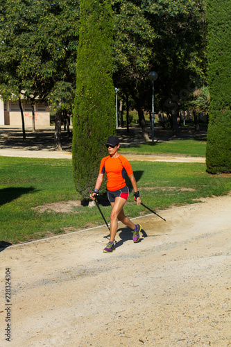 Mujer practicando Nordic walking