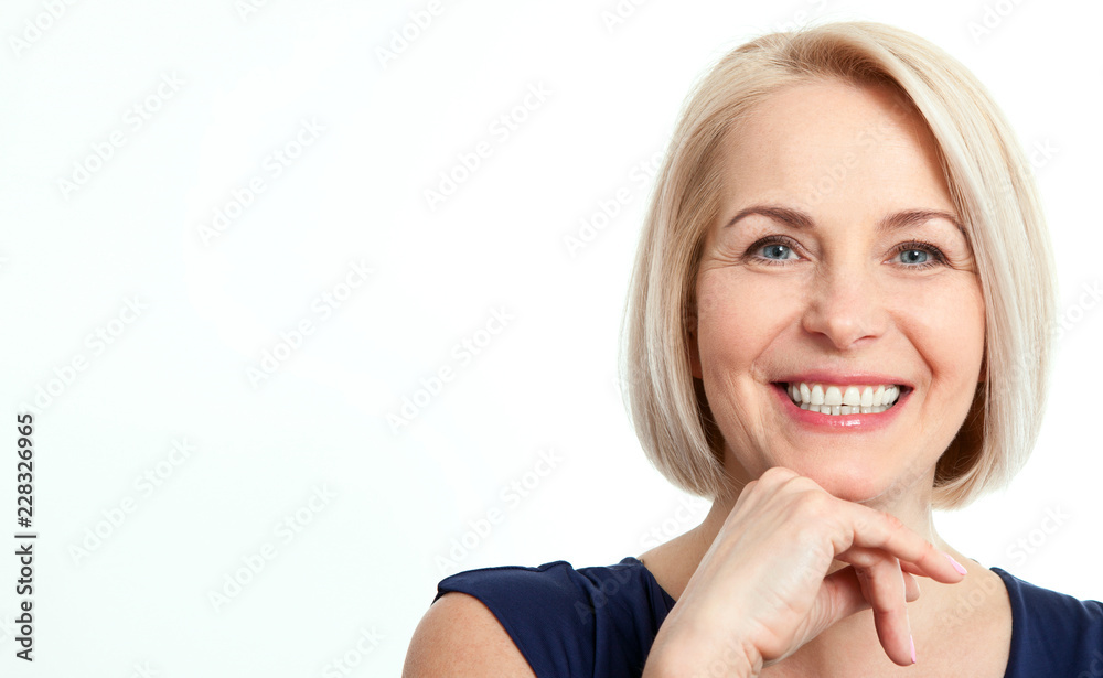 Obraz premium Życzliwa uśmiechnięta w średnim wieku biznesowa kobieta odizolowywająca na białych półdupkach
