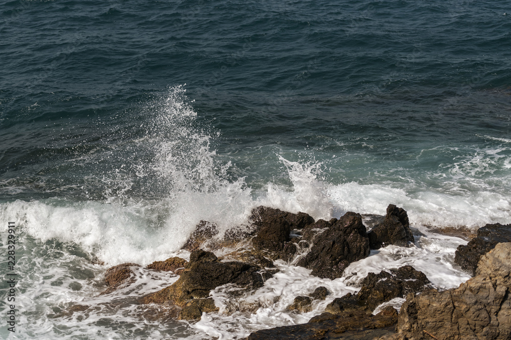 Fototapeta premium waves crashing on rocks