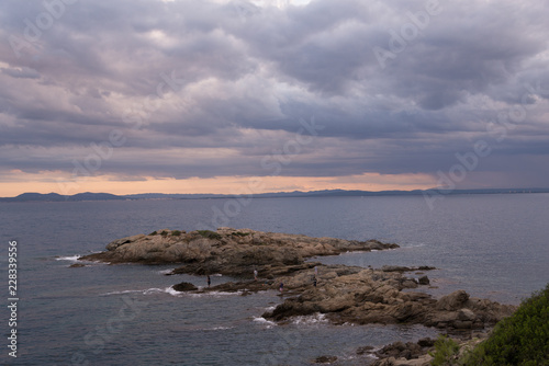 Atardecer en la Costa Brava , cielo con nubes y horizonte despejado en la Costa Brava © gurb101088