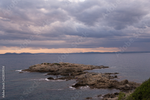 Atardecer en la Costa Brava , cielo con nubes y horizonte despejado en la Costa Brava