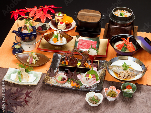 会席 和 料理 刺身 蟹 鮪 海老 調理 懐石 盛り付け 和食 日本 雅 和紙 新鮮 鮮魚 サンマ寿司 お刺身 寿司 秋刀魚 伊勢海老 秋 松茸 Stock Photo Adobe Stock