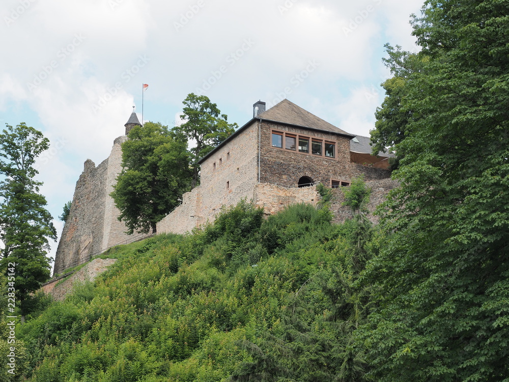 Burg Saarburg – auf dem Burgberg Saarburg bei der Stadt Saarburg in Rheinland-Pfalz
