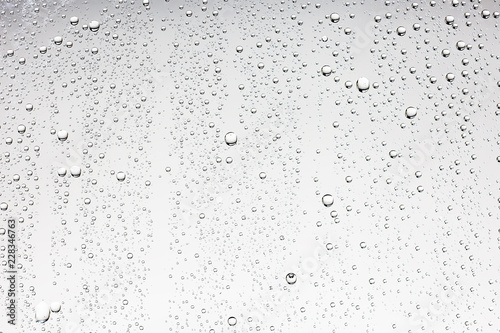 Fotografia gray wet background / raindrops to overlay on the window, weather, background dr