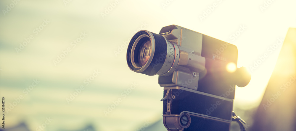 Fototapeta premium Vintage Kamera auf Stativ, draußen, Sonnenlicht