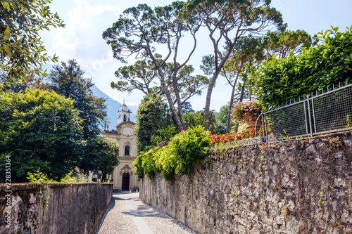 Obraz Brukowana droga do lokalnego kościoła