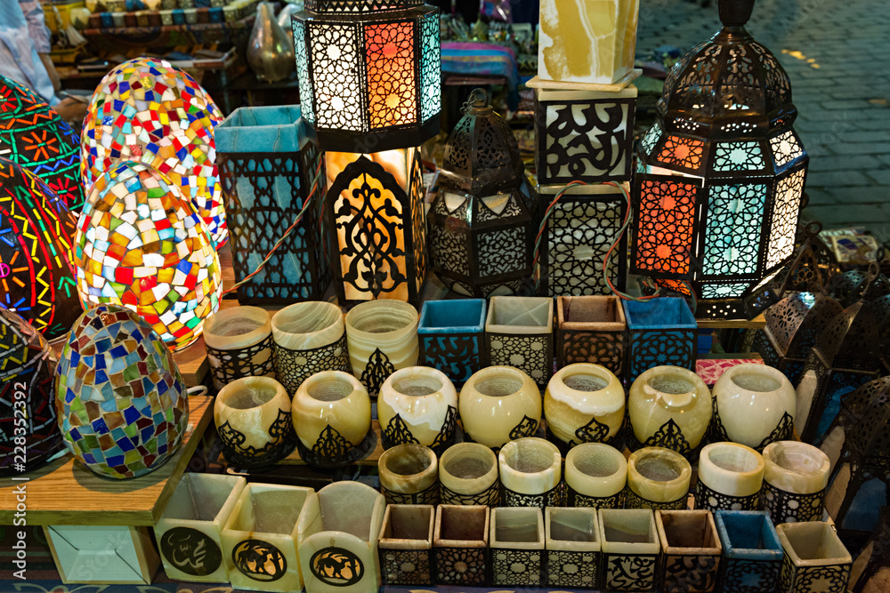 Lámparas y portavelas en bazar de El Cairo, Egipto.