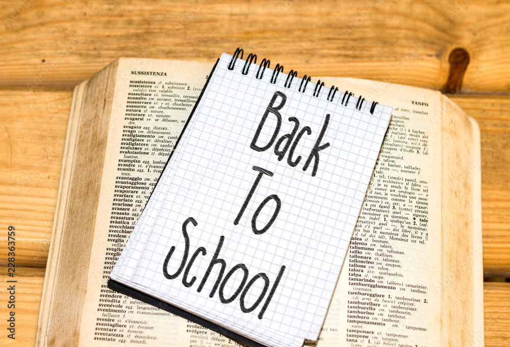 Naklejka premium Back To School text on notepad