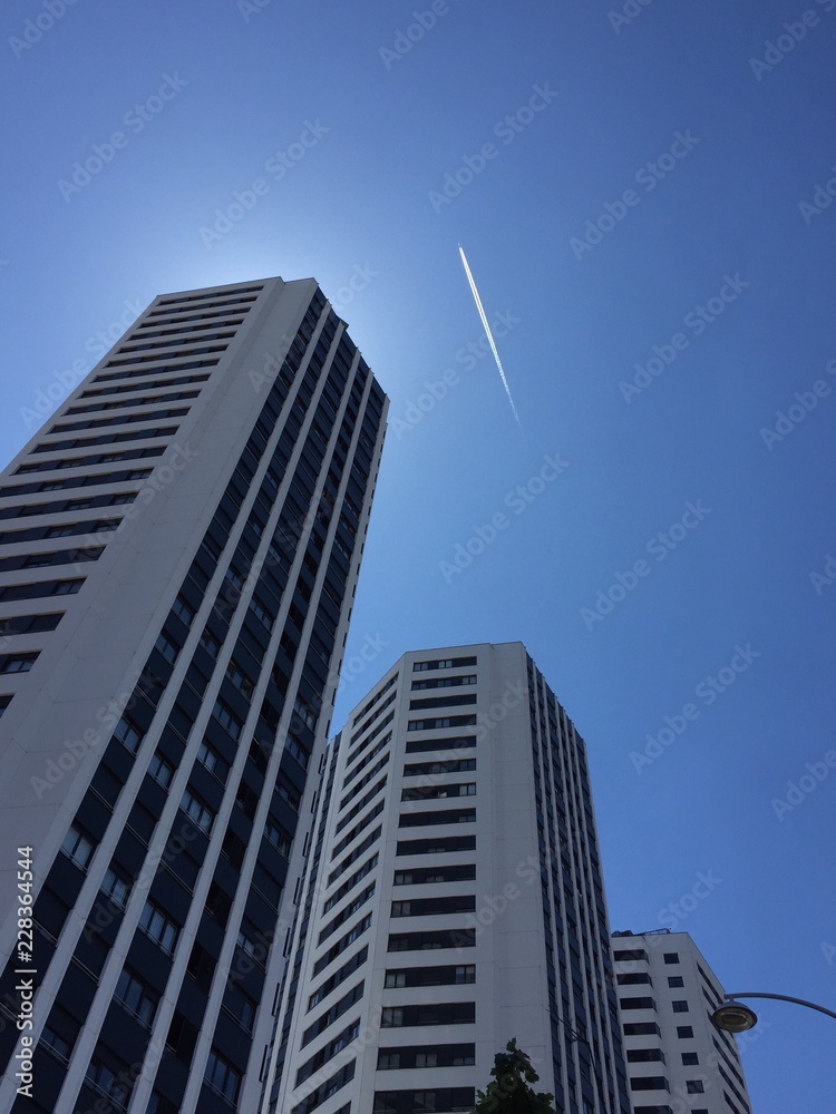 Naklejka premium torres sobre cielo