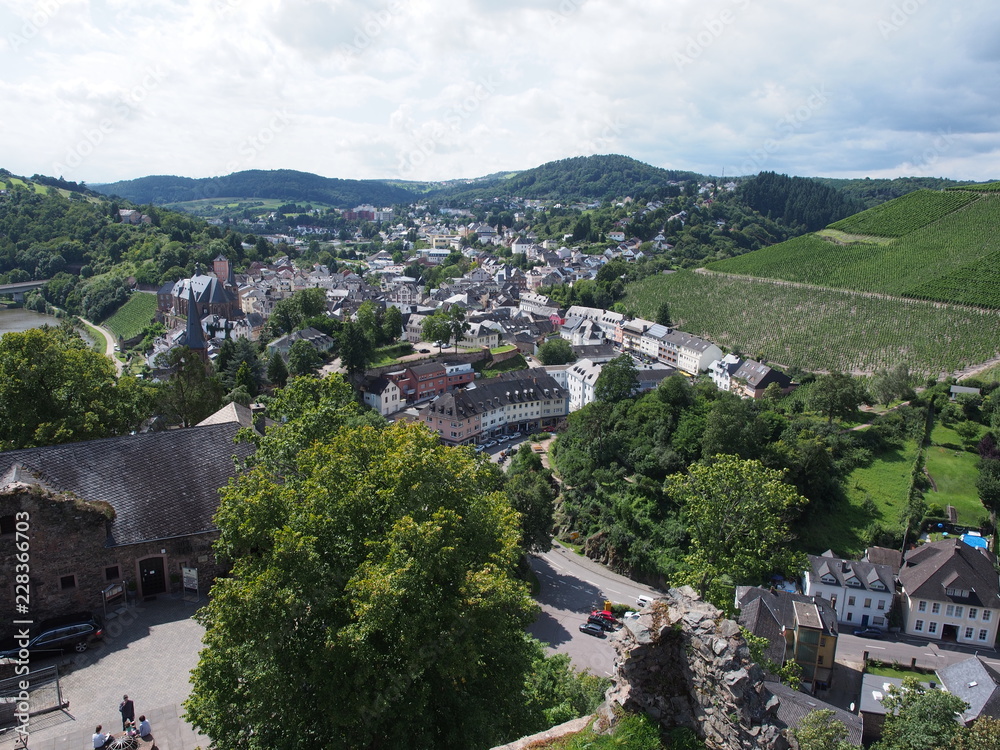 Stadt Saarburg an der Saar - inmitten von Weinbergen in Rheinland-Pfalz
