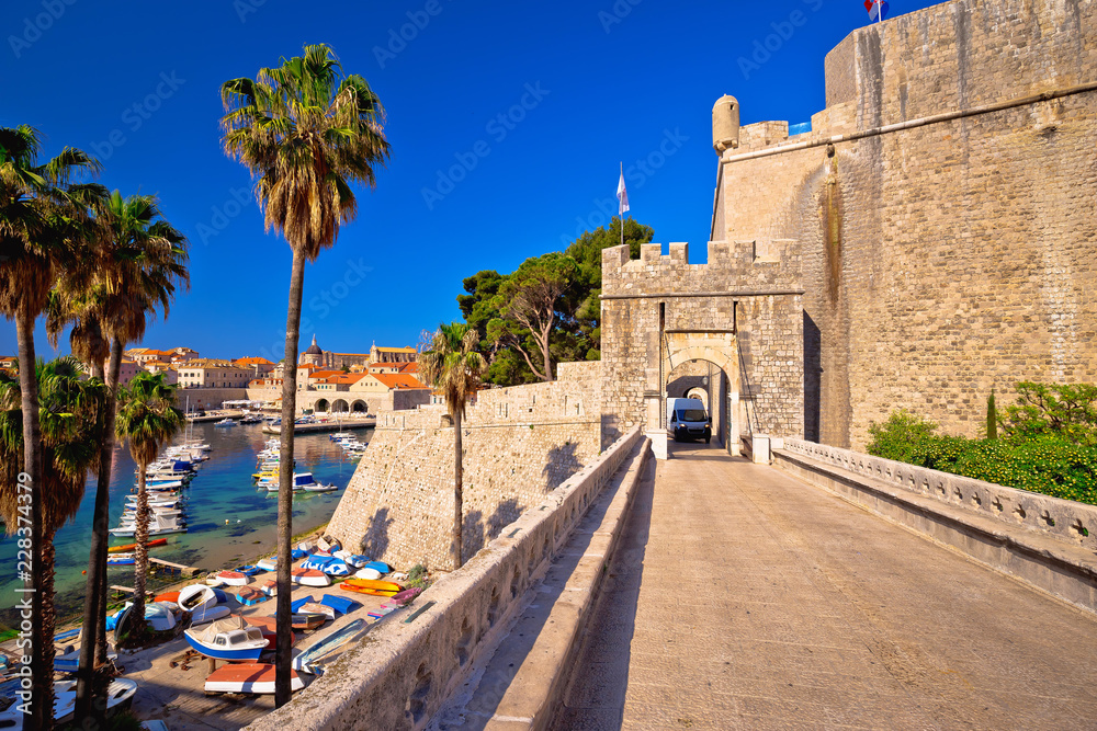 Fototapeta premium Dubrovnik old town Ploce gate entrance view