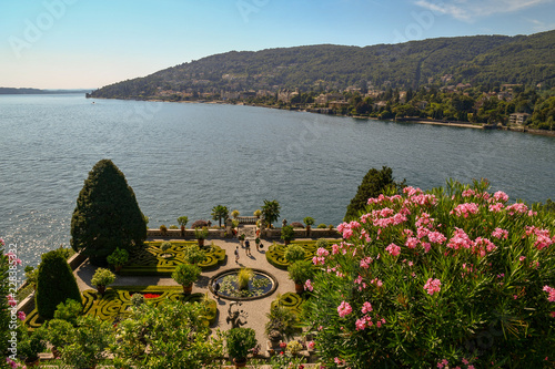 Veduta dall'alto di un giardino fiorito sul lago con la costa sullo sfondo, Isola Bella, Lago Maggiore, Piemonte