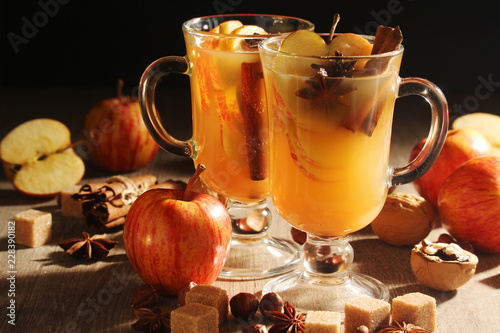 Tableau sur toile Two cups with hot cider in cold season with cinnamon and anise
