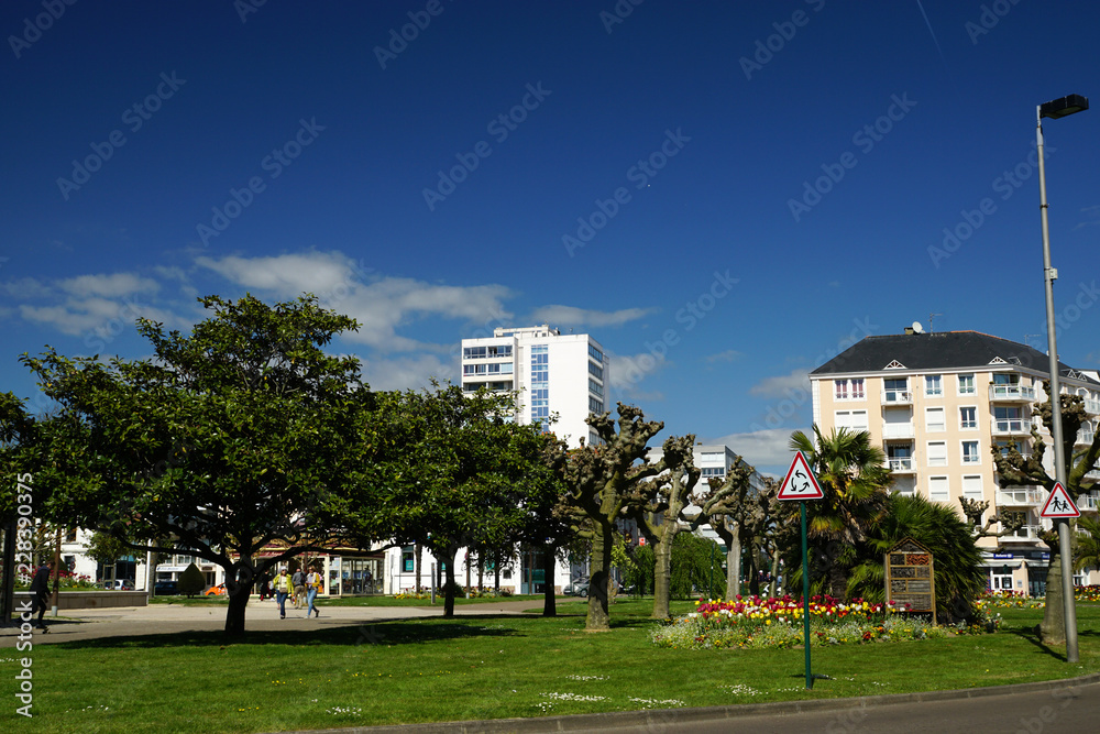 Fototapeta premium place arborée des sables d'Olonne