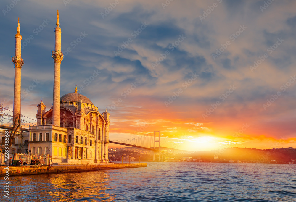 Obraz premium Ortakoy mosque and Bosphorus bridge at sunset, Istanbul, Turkey