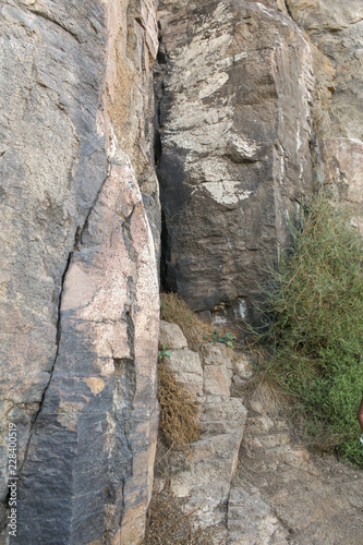 Muro de piedra con entrada de pequeña cueva