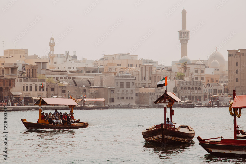 Fototapeta premium Wycieczkowe łodzie turystyczne po zatoce Dubai Creek w pobliżu starego miasta w dzielnicy Al Fahidi