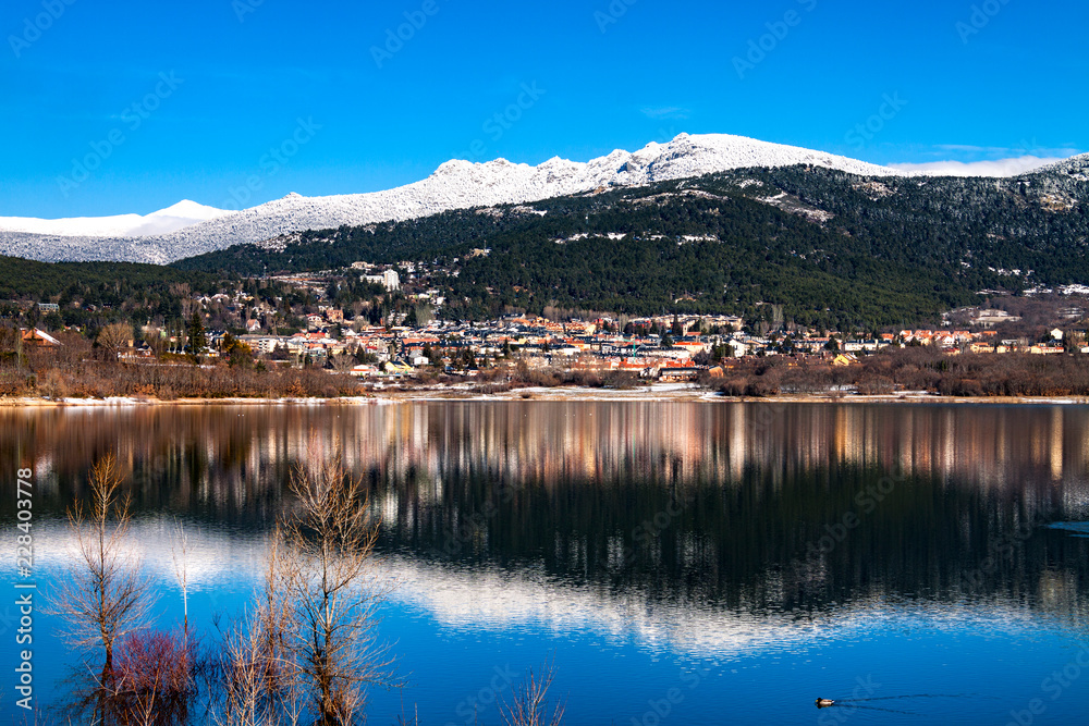 PAISAJE DE LAGO Y MONTAÑAS NEVADAS